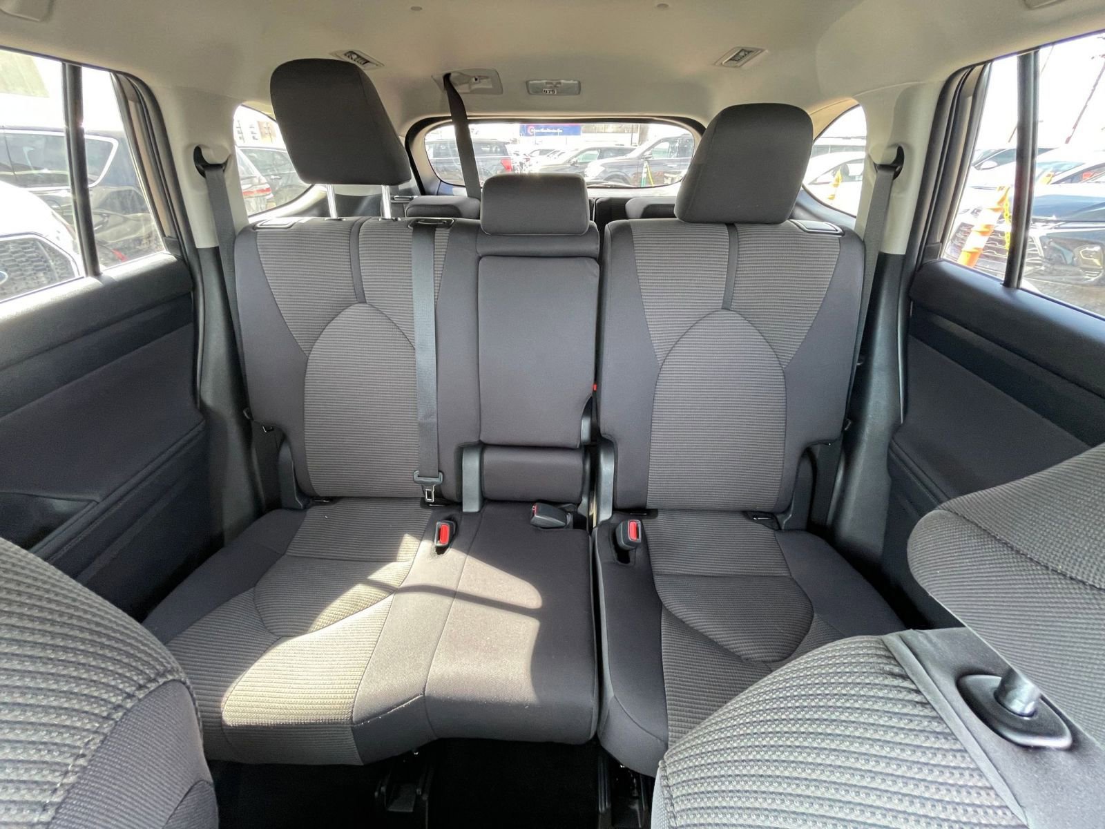 Used 2025 Toyota Highlander LE image 40