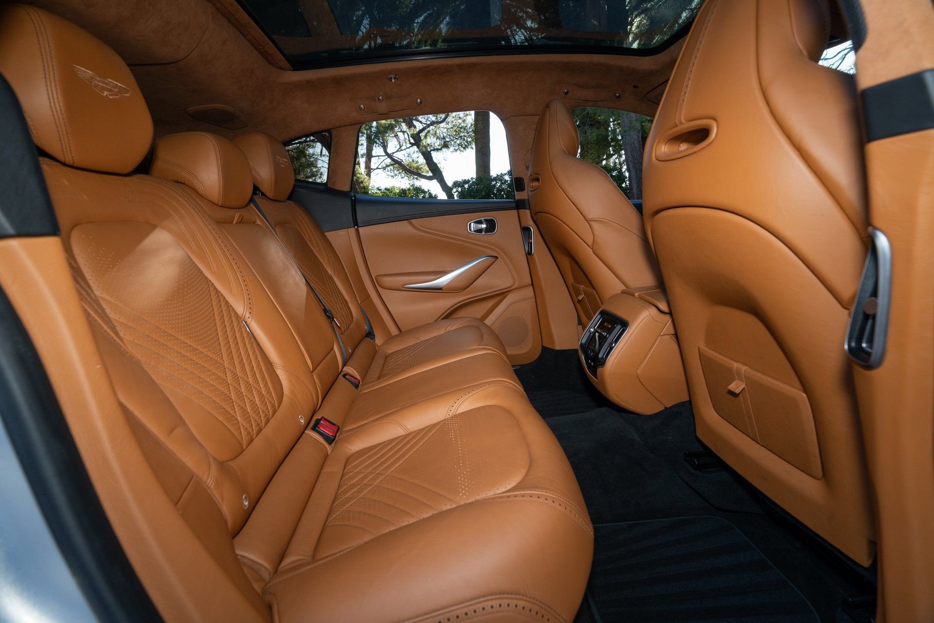 Used 2021 Aston Martin DBX image 17