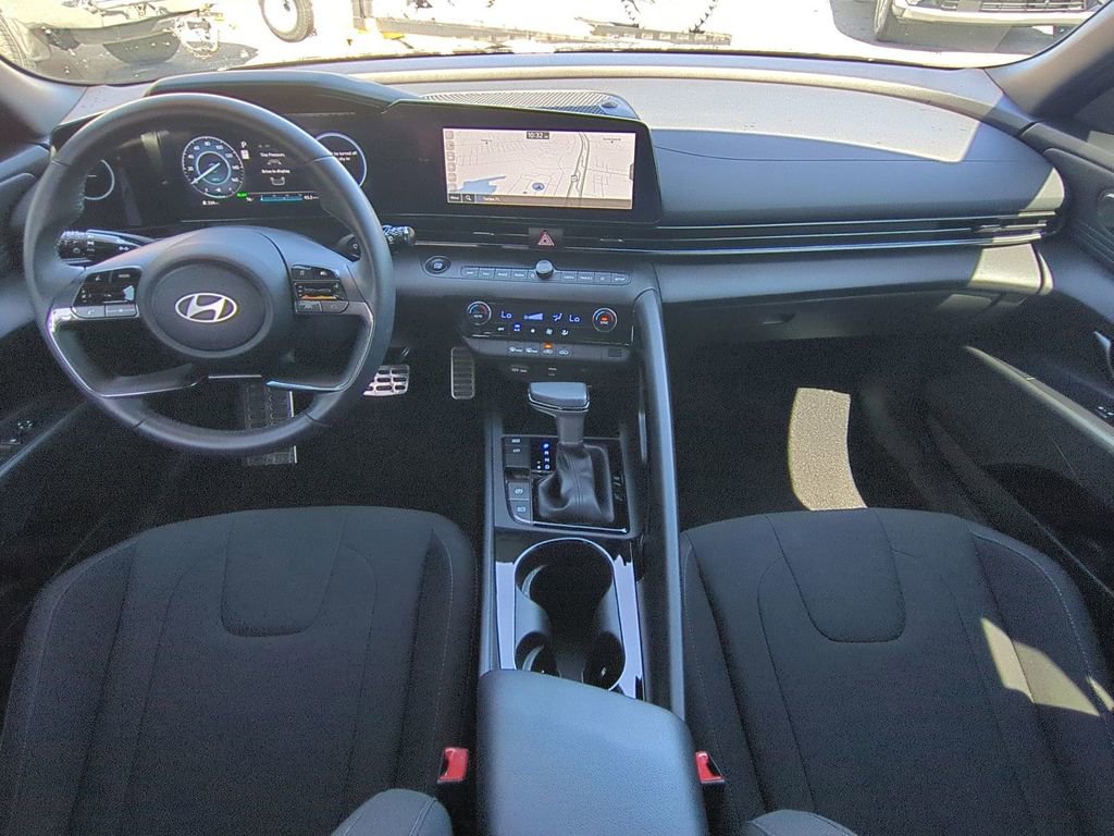 Certified 2025 Hyundai Elantra SEL FWD image 16