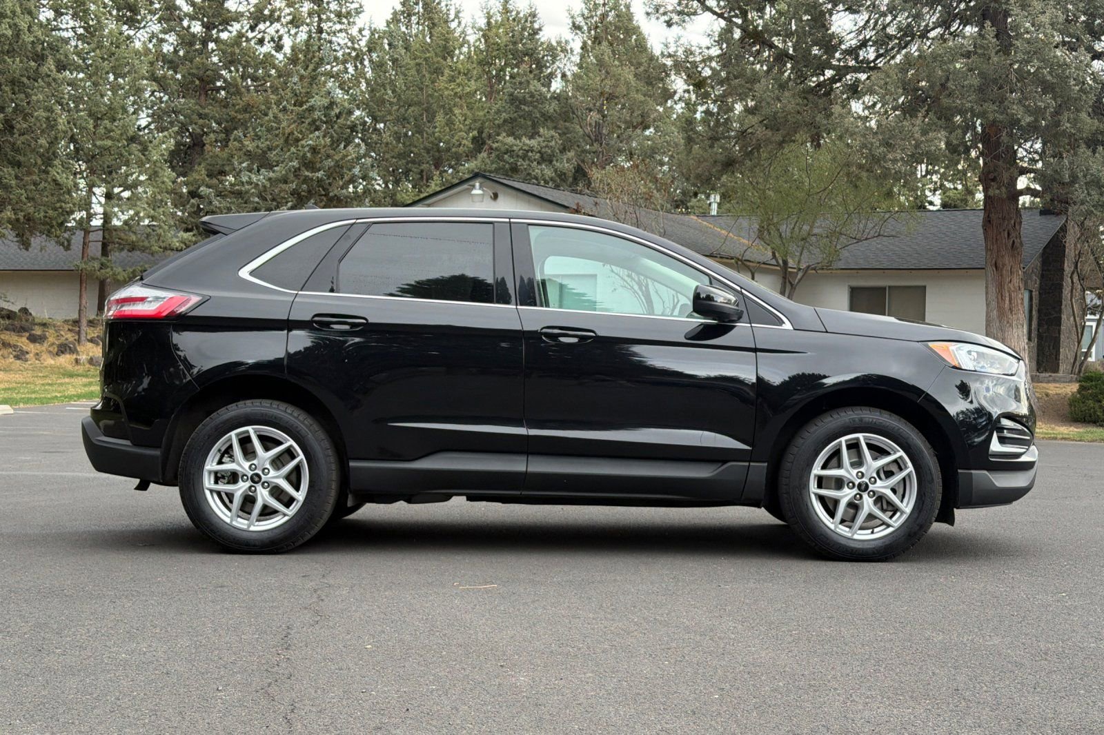 Used 2024 Ford Edge SEL image 3