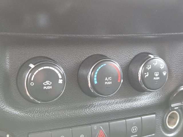 Used 2012 Jeep Wrangler Unlimited Rubicon image 17