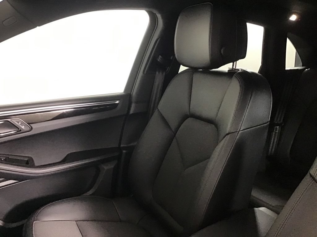 Certified 2024 Porsche Macan AWD/4WD image 22