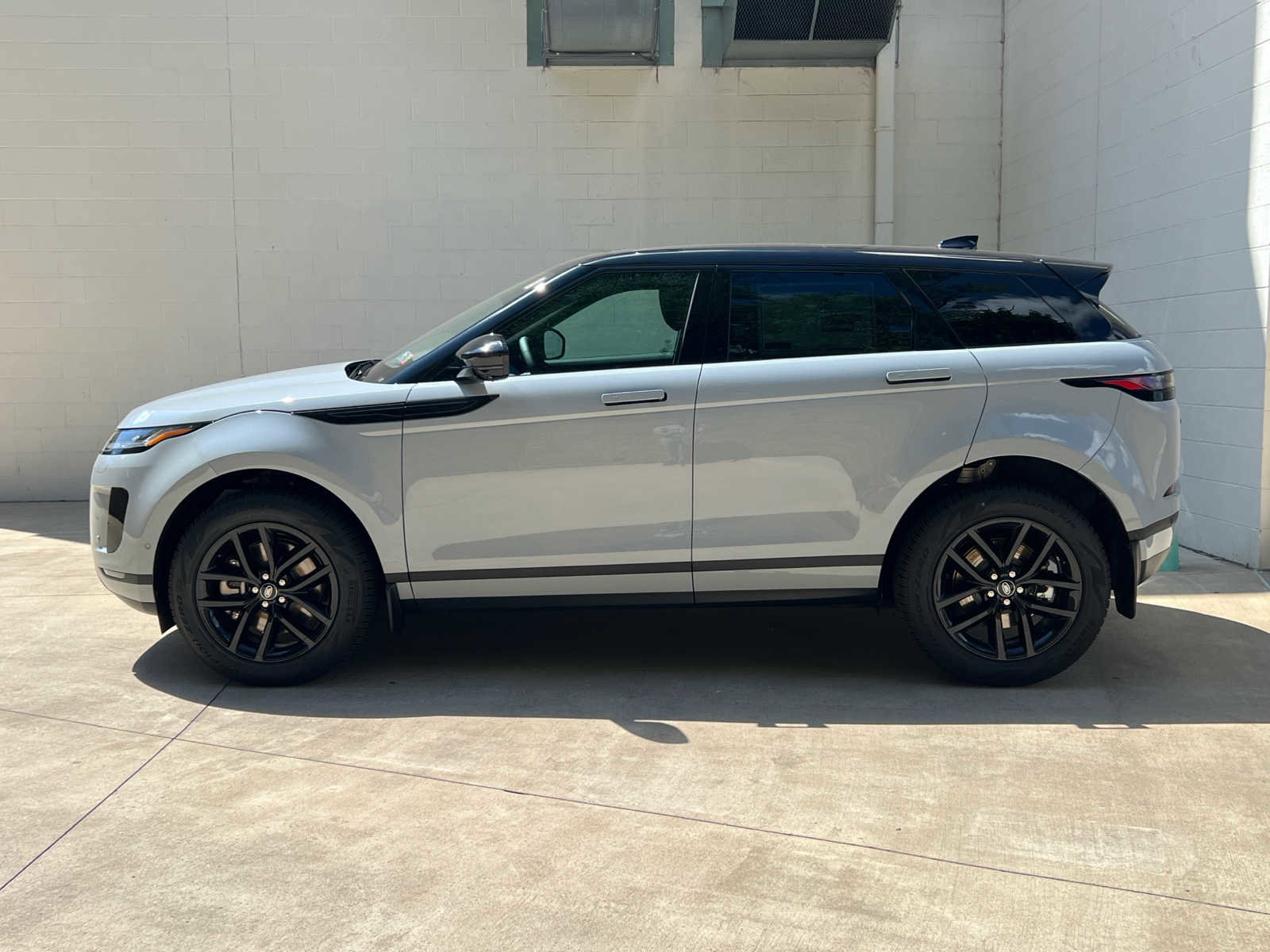 Used 2025 Land Rover Range Rover Evoque S image 5