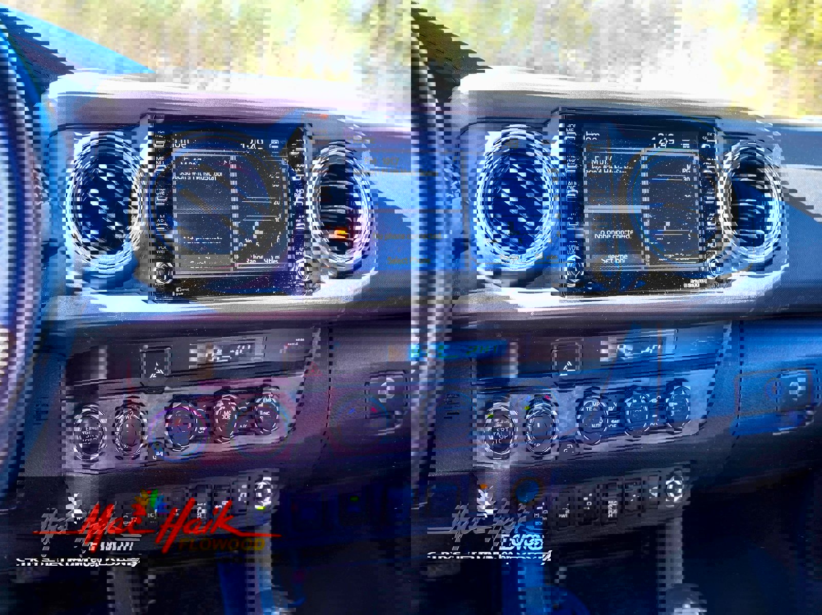 Used 2022 Toyota Tacoma TRD Off-Road image 18