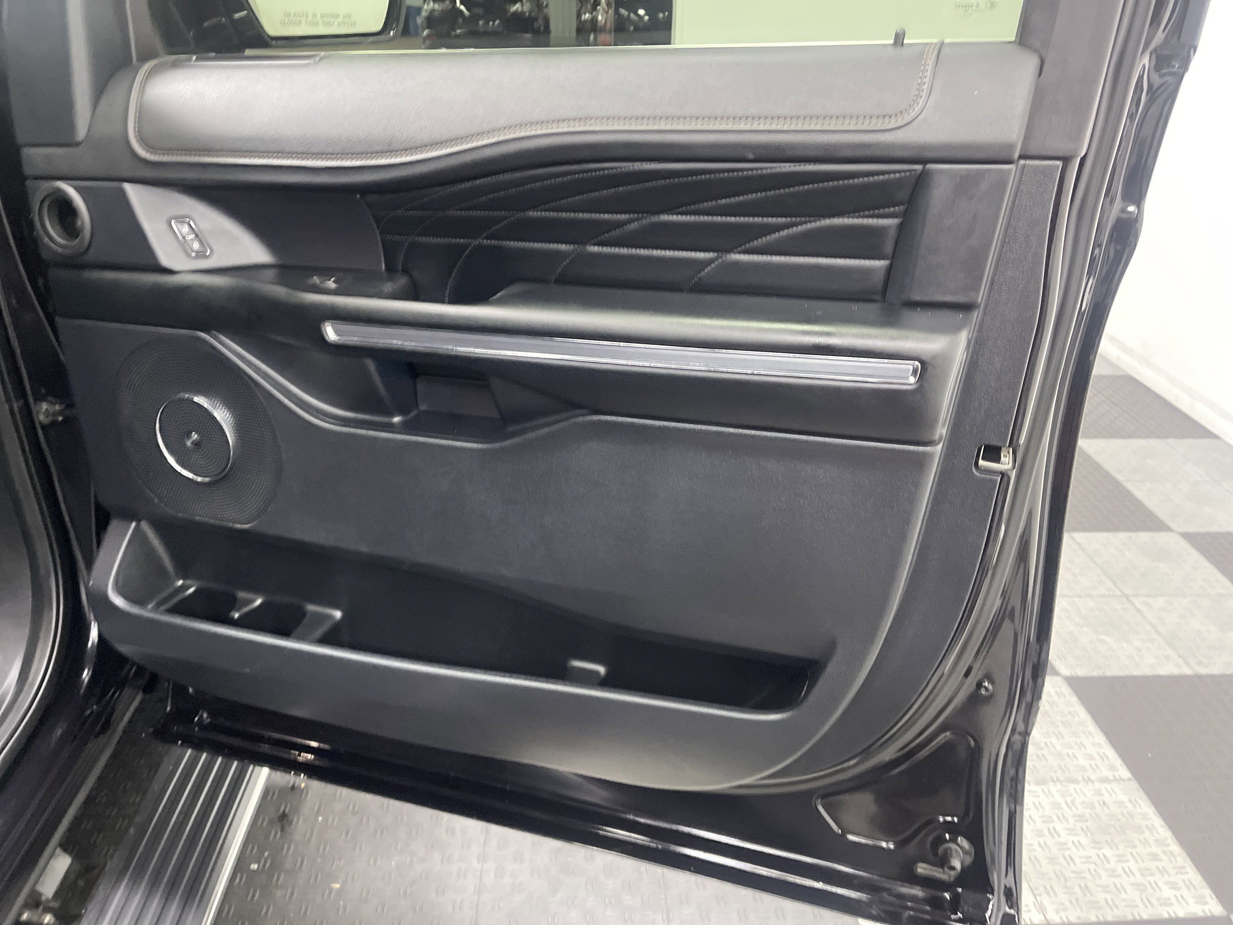 Used 2019 Ford Expedition Max Platinum image 25