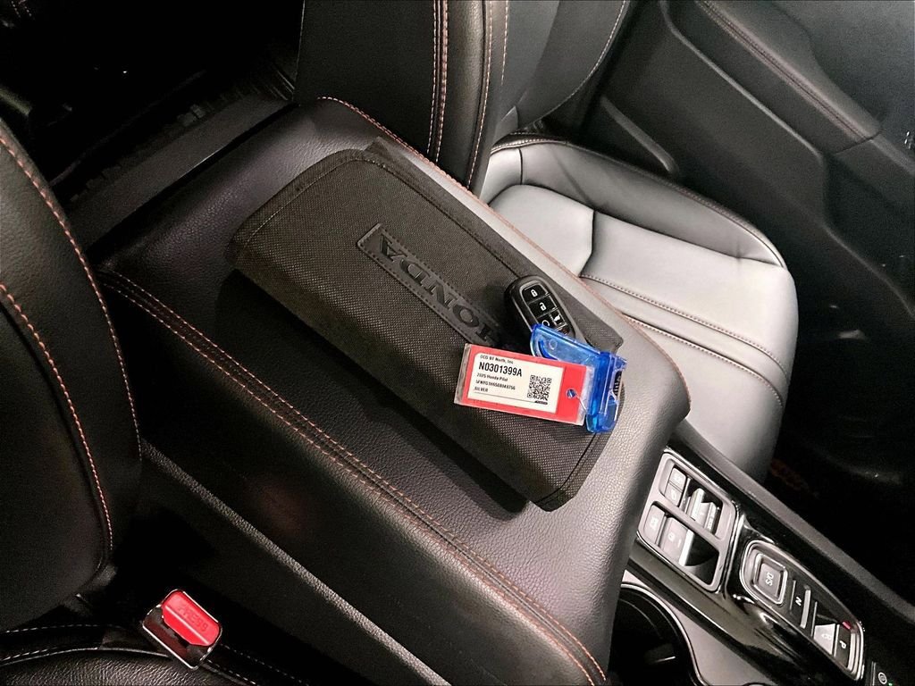Used 2025 Honda Pilot TrailSport image 32