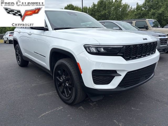 Used 2025 Jeep Grand Cherokee Altitude AWD/4WD image 3