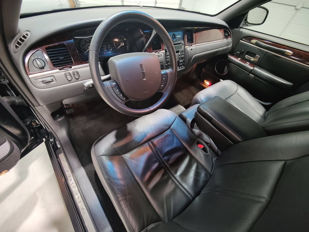 Used 2011 Lincoln Town Car Executive L RWD image 32