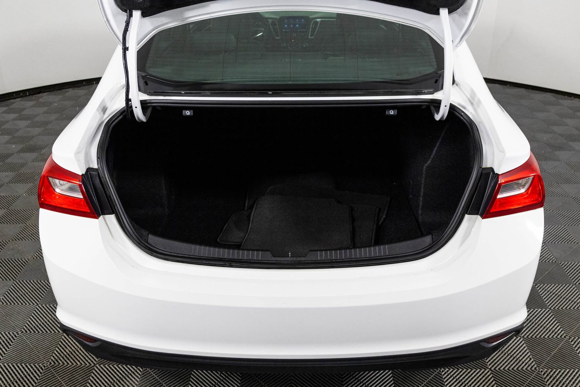 Used 2020 Chevrolet Malibu LS image 36