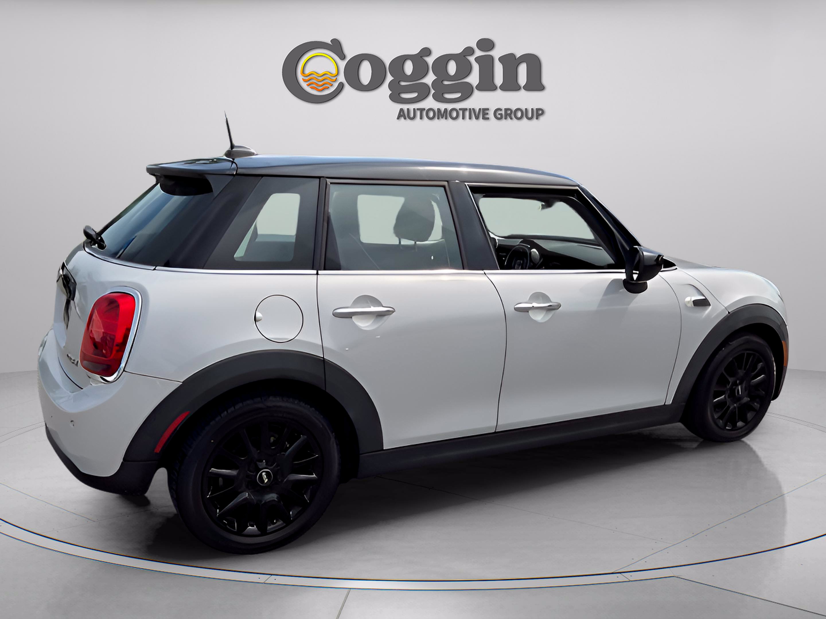 Used 2021 MINI Cooper 4-Door Hardtop w/ 6.5" Touchscreen Package FWD image 5