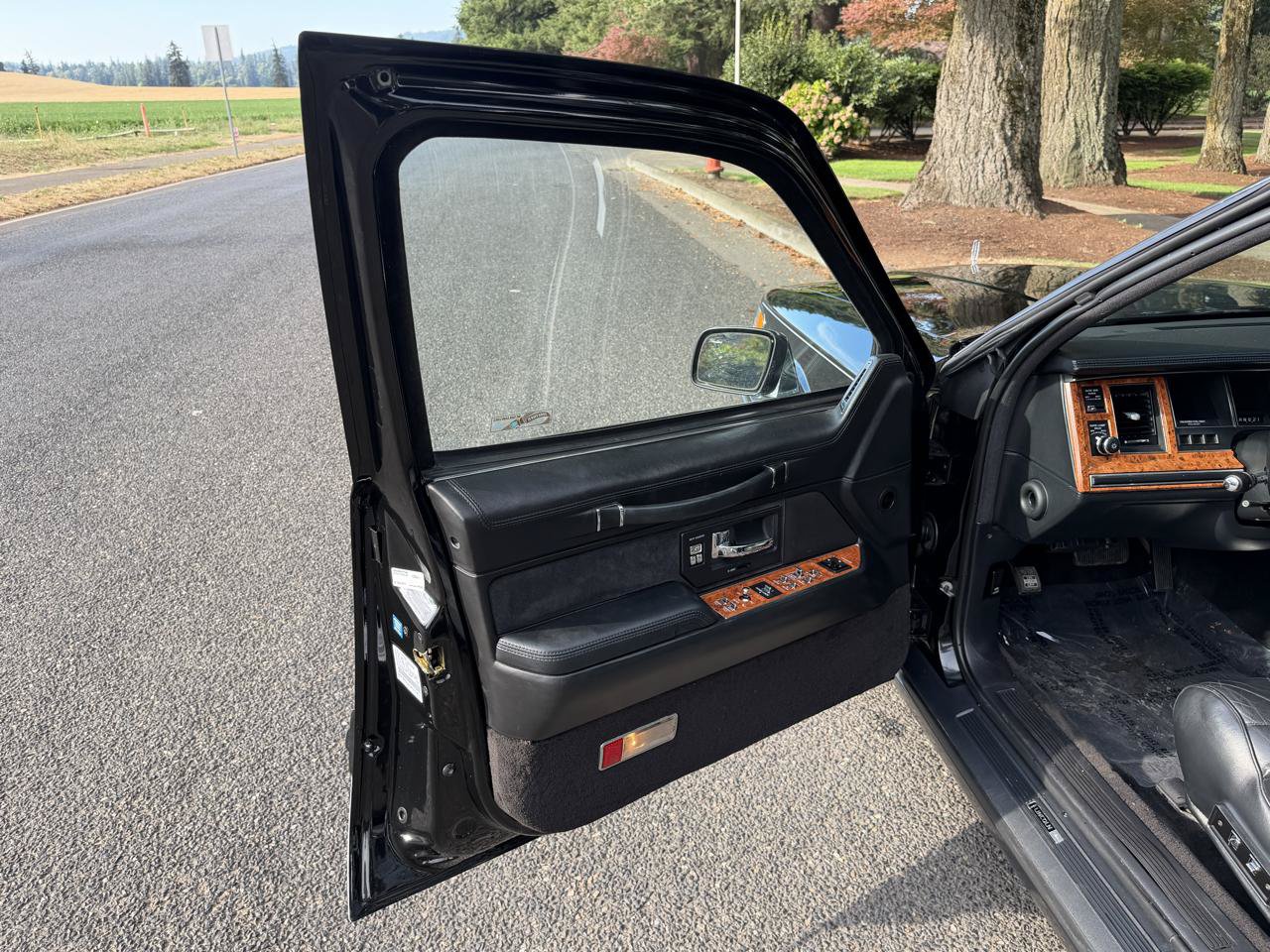 Used 1993 Lincoln Town Car Signature RWD image 26