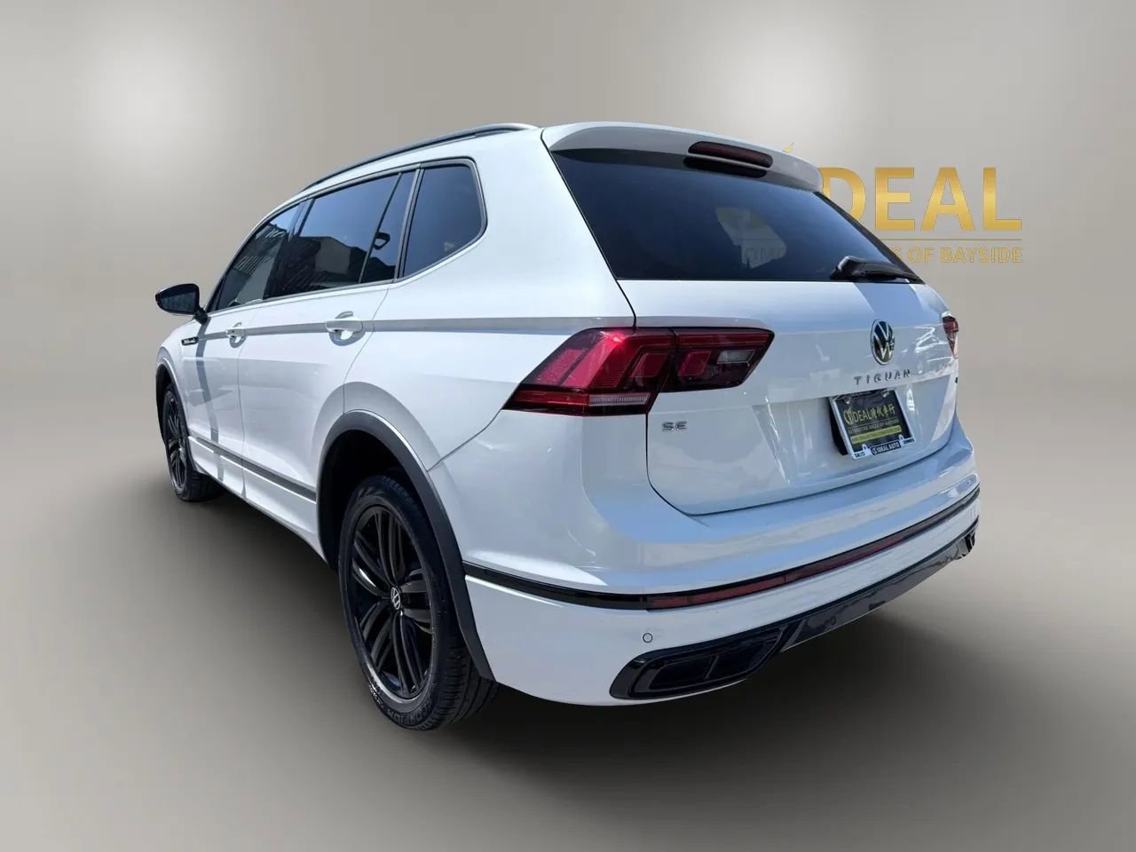 Used 2022 Volkswagen Tiguan SE R-Line AWD/4WD image 4