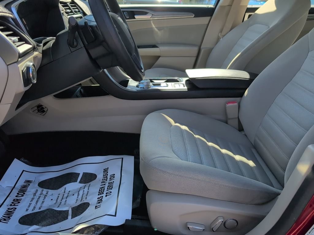 Used 2017 Ford Fusion SE w/ Fusion SE Technology Package image 8