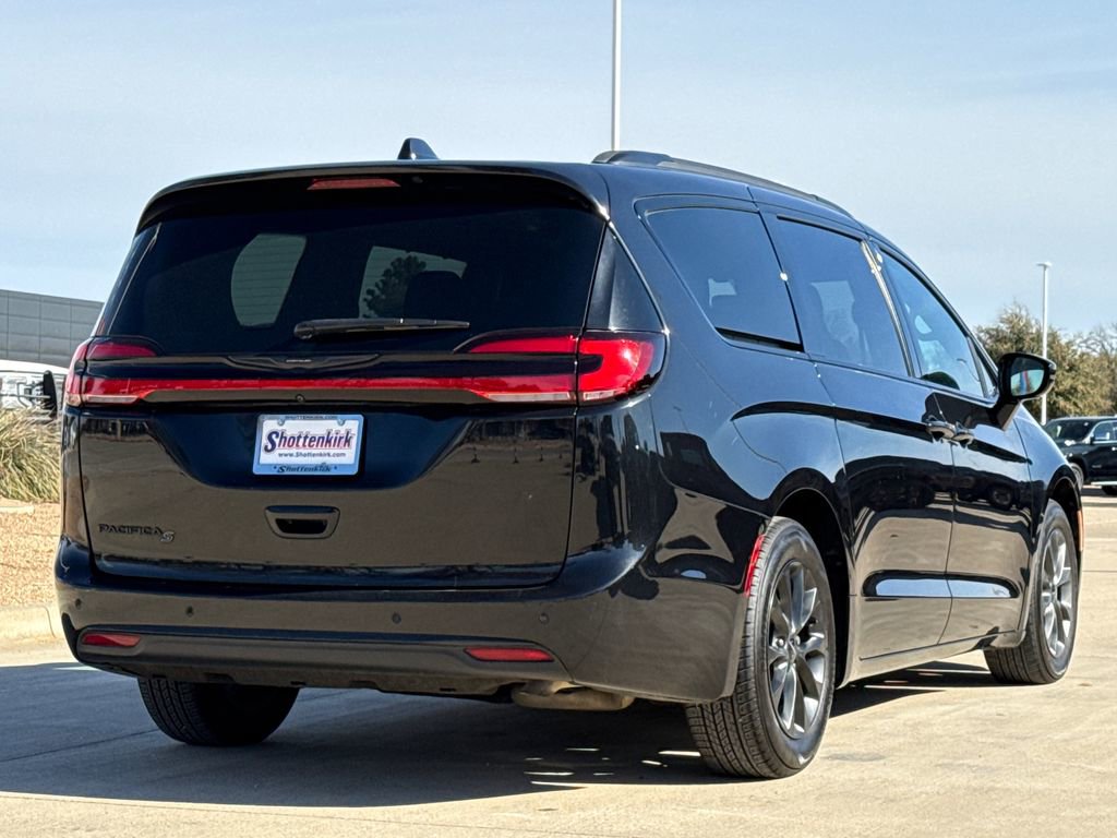 Used 2021 Chrysler Pacifica Touring w/ Uconnect Theater Family Group image 8