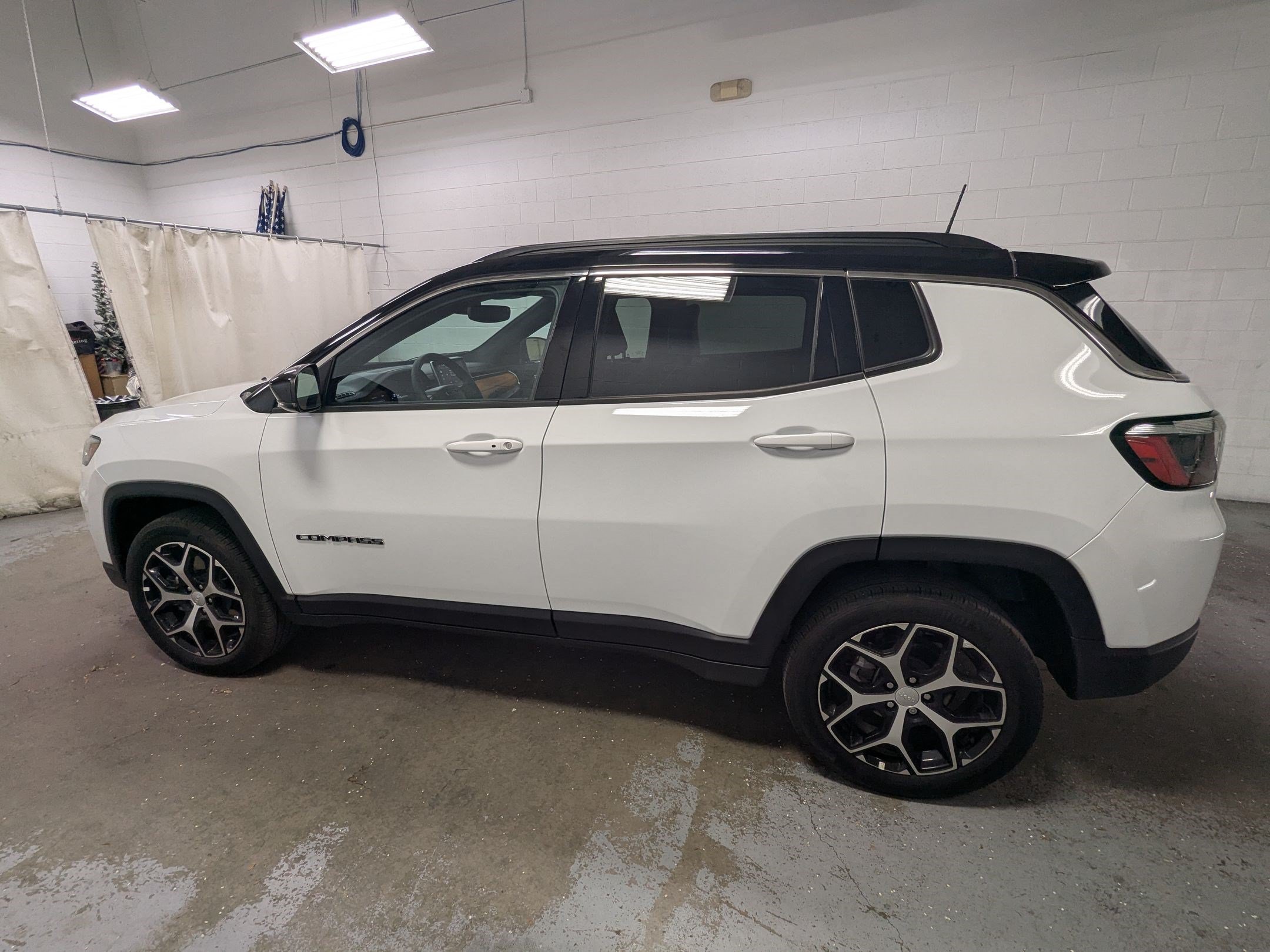 Certified 2024 Jeep Compass Limited AWD/4WD image 10