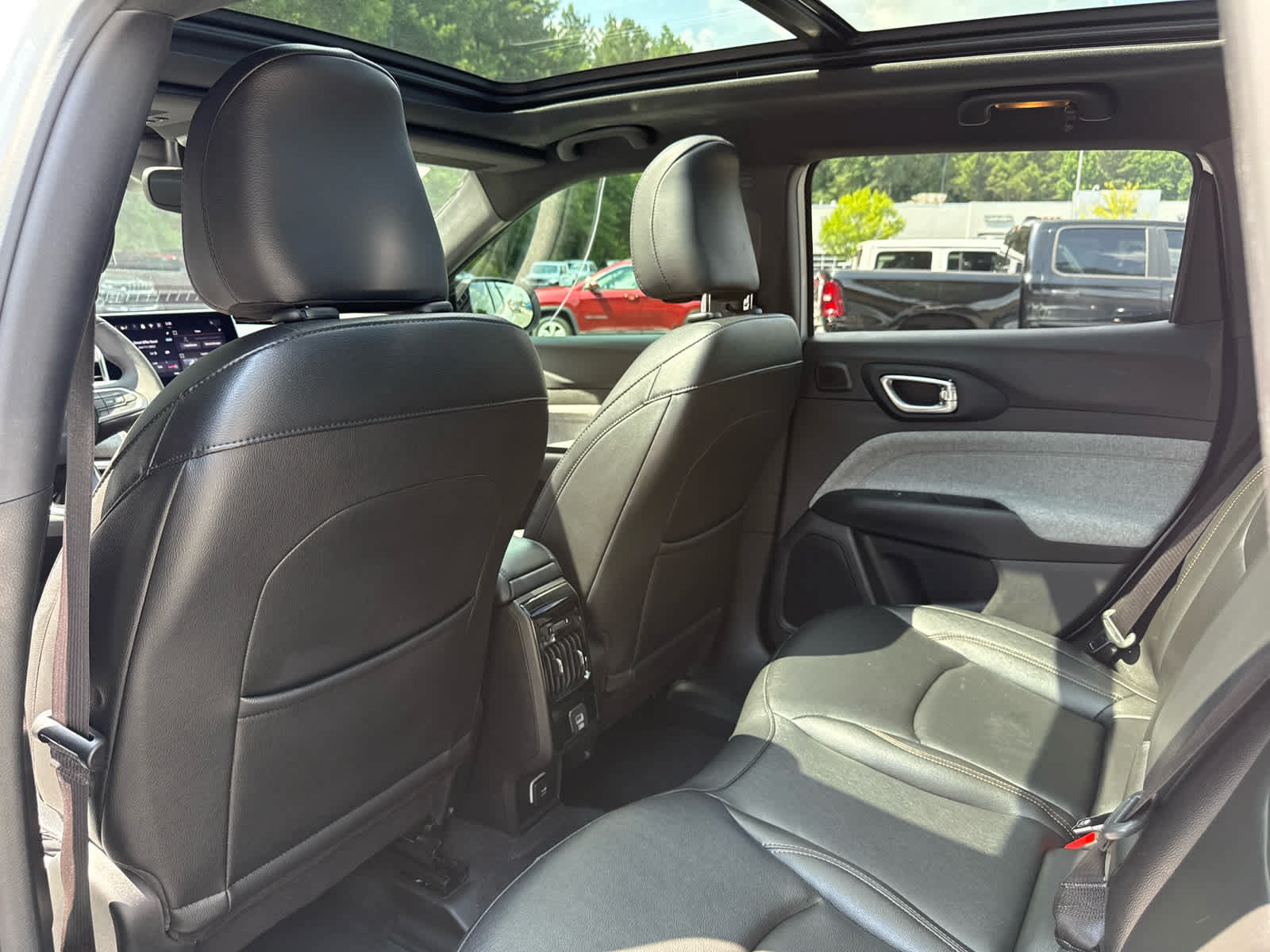 Used 2024 Jeep Compass Latitude w/ Sun and Sound Group AWD/4WD image 27