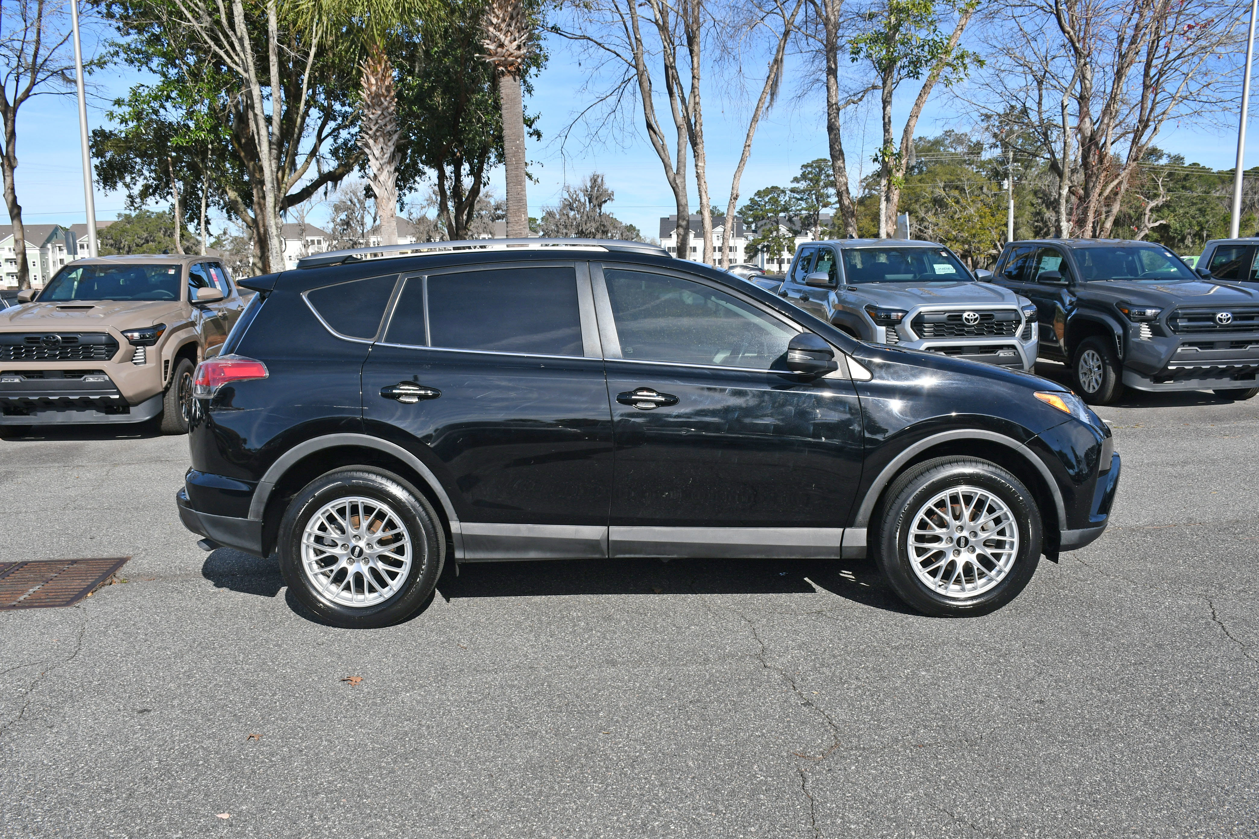 Used 2017 Toyota RAV4 XLE image 5