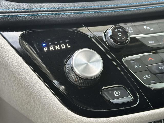 Used 2021 Chrysler Pacifica Touring-L w/ Uconnect Theater Family Group FWD image 16