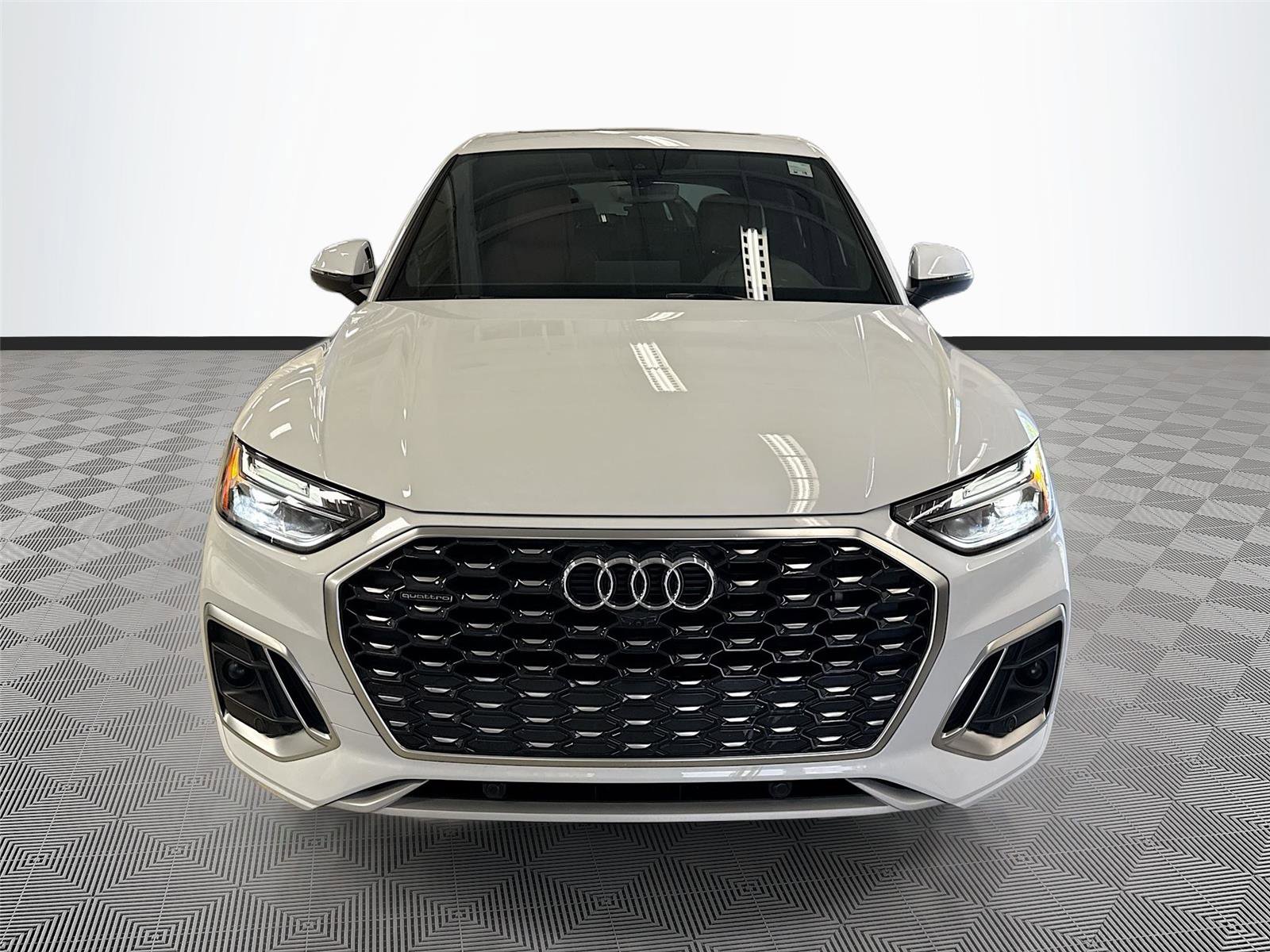 Certified 2025 Audi Q5 2.0T Premium Plus w/ Premium Plus Package AWD/4WD image 2