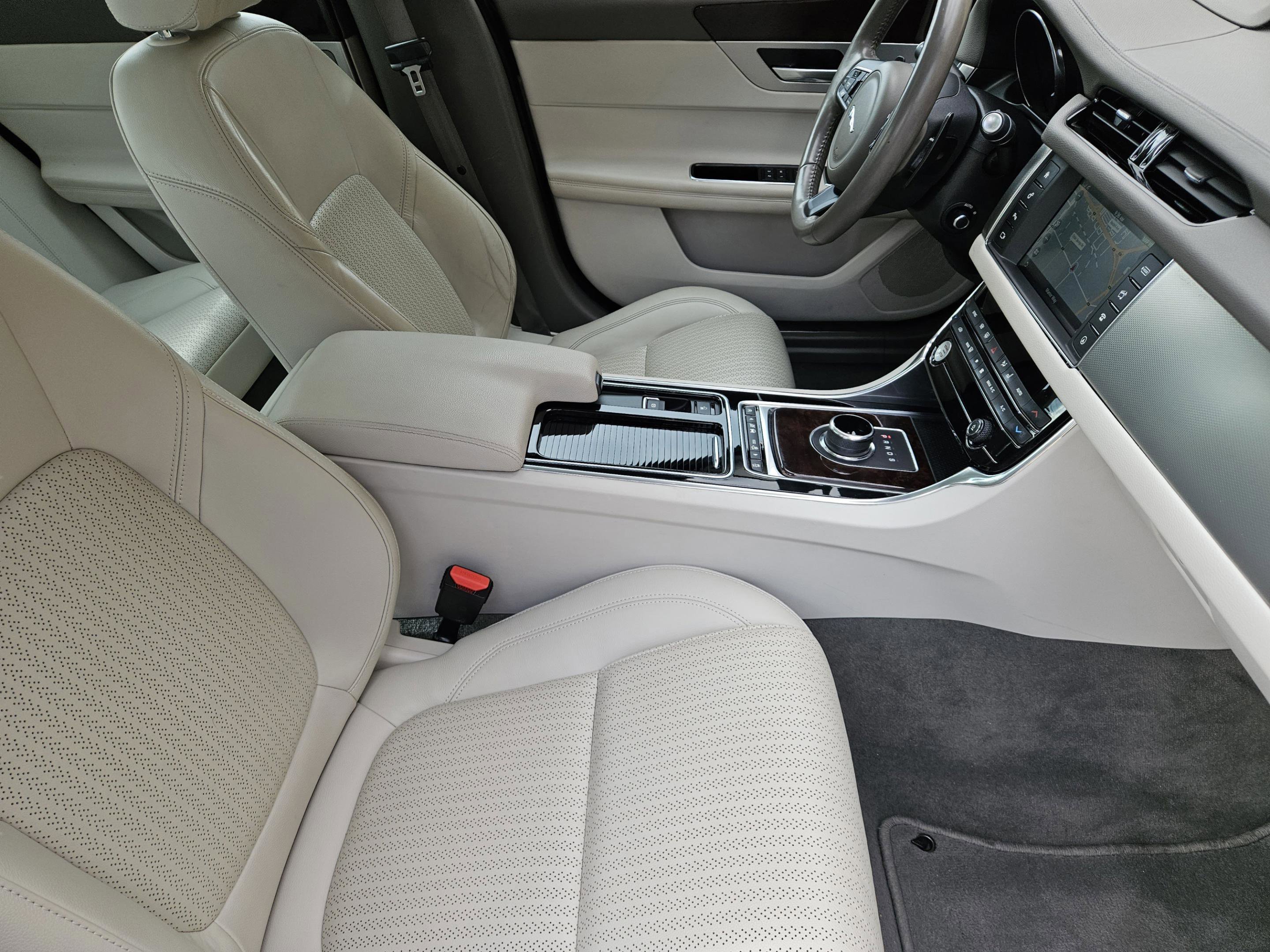 Used 2017 Jaguar XF Prestige image 16