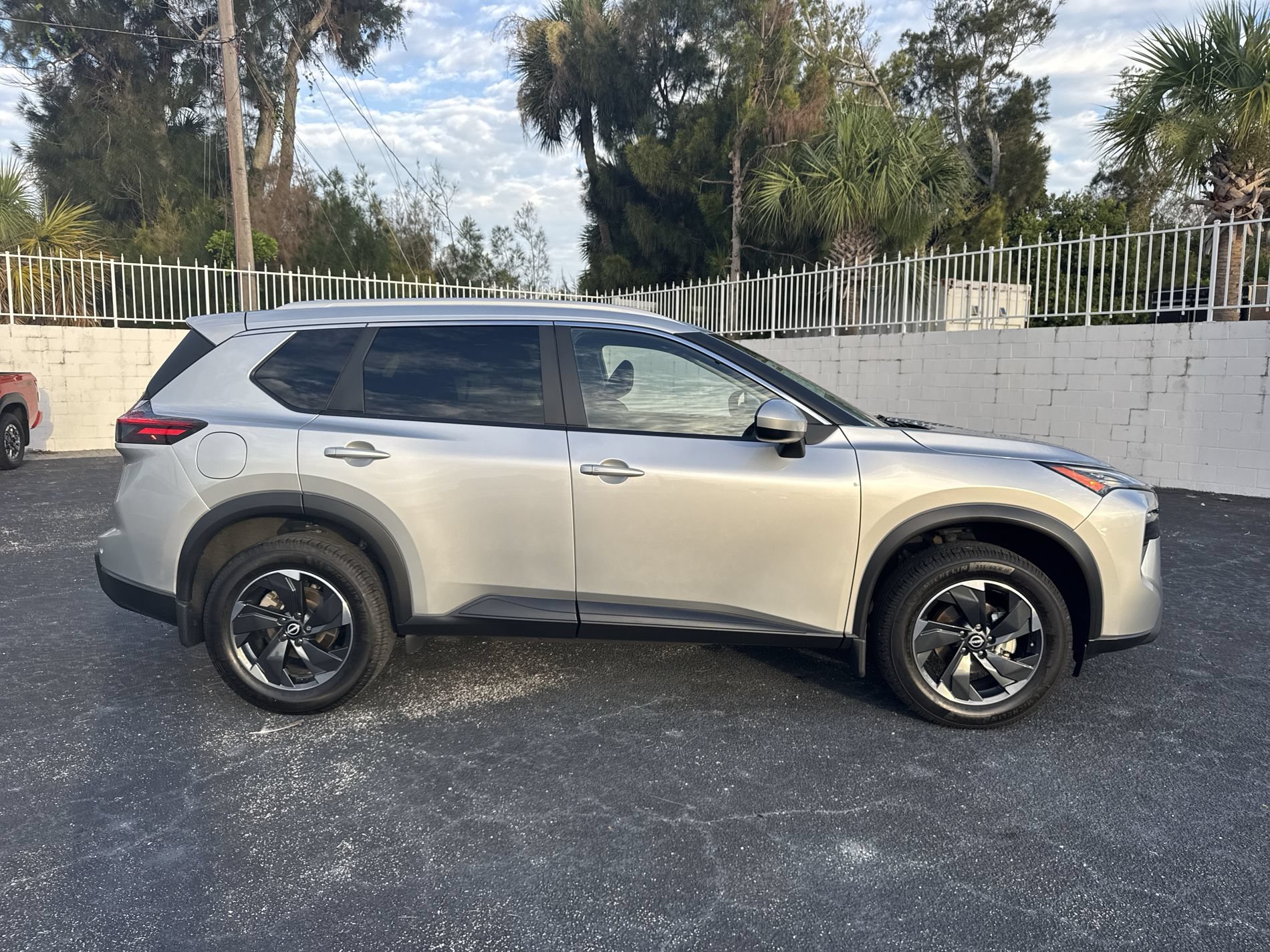 Used 2024 Nissan Rogue SV w/ SV Premium Package FWD image 3
