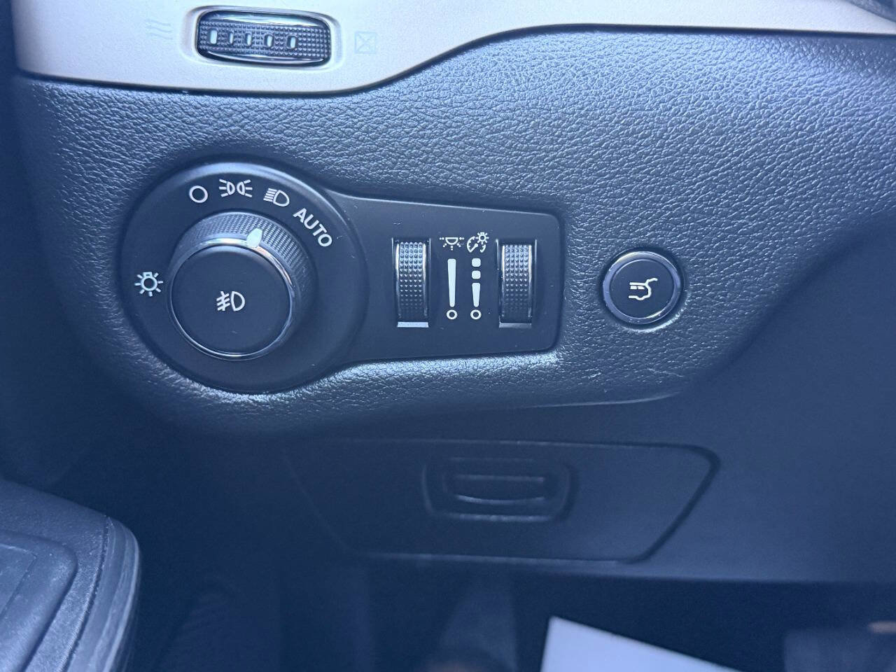 Used 2015 Jeep Cherokee Limited w/ Luxury Group image 38