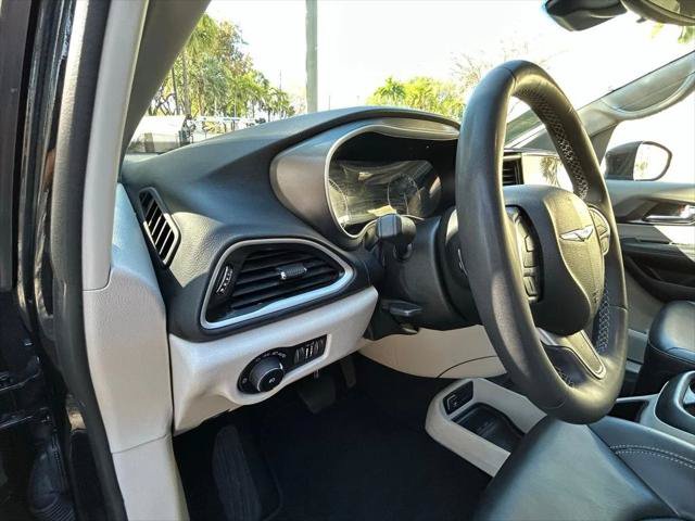 Certified 2023 Chrysler Pacifica Touring-L FWD image 18