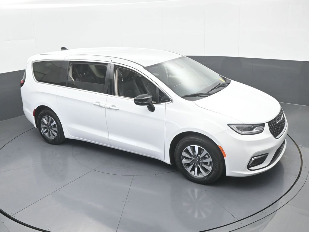 Used 2024 Chrysler Pacifica Select image 49