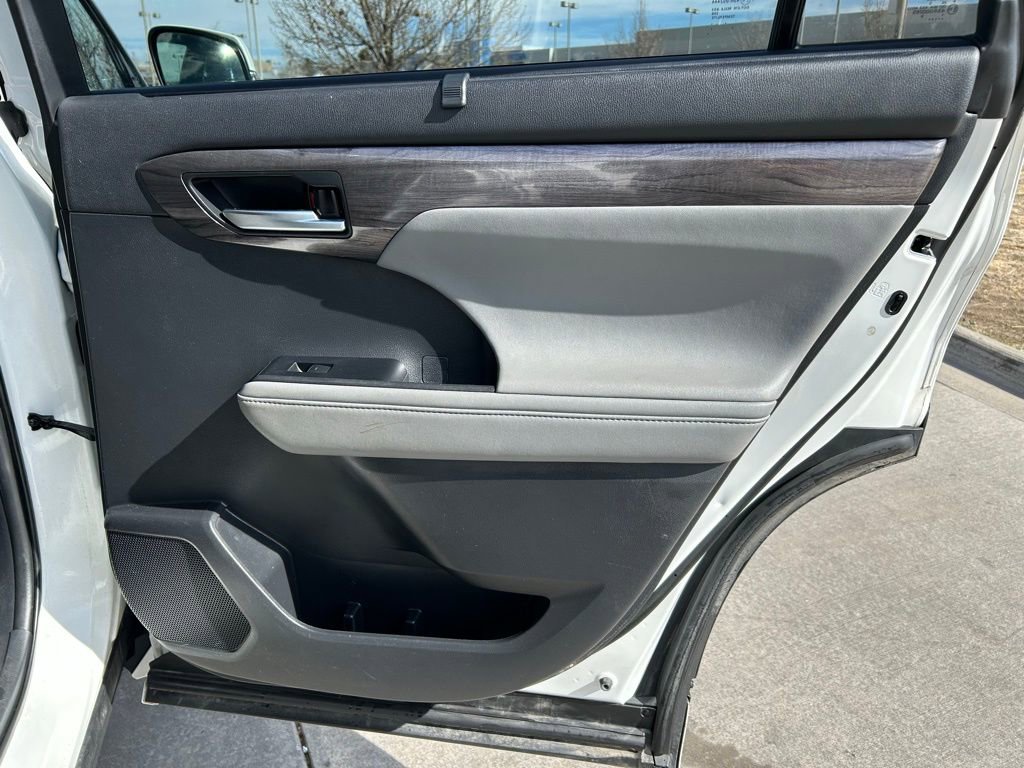 Used 2021 Toyota Highlander Limited image 27