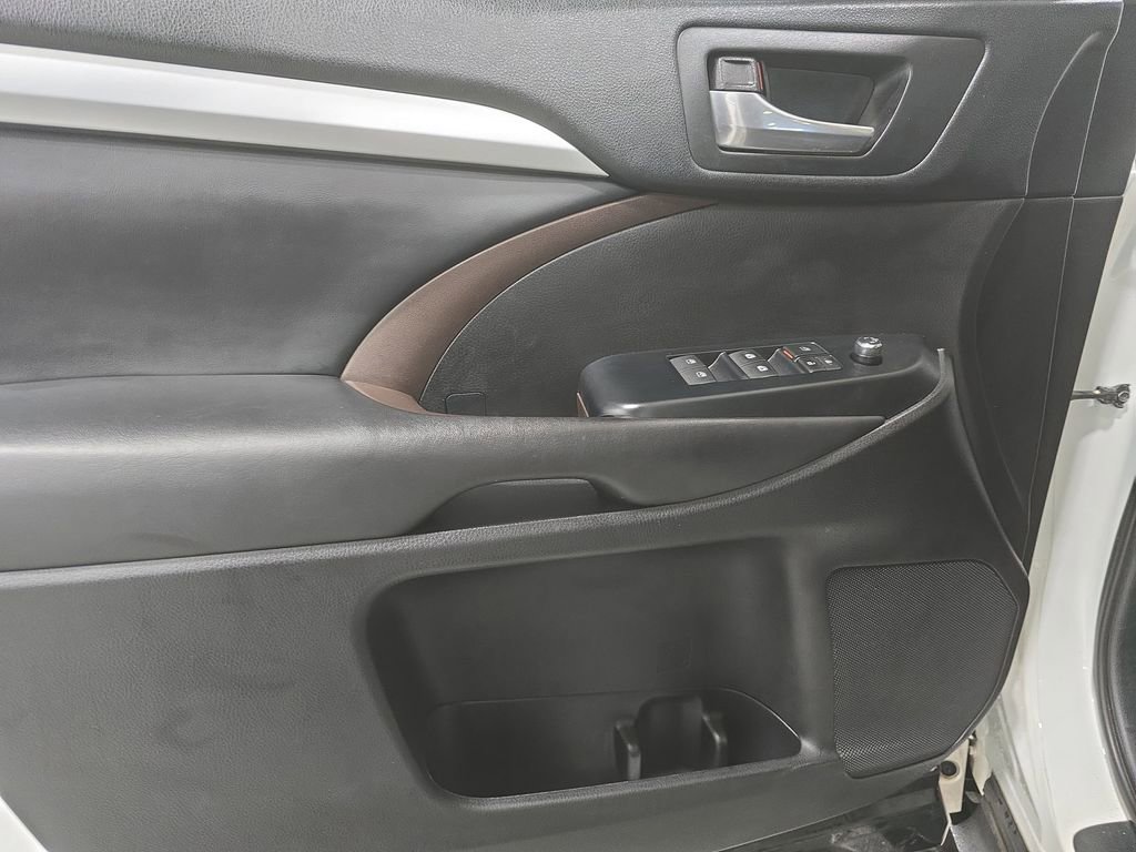 Used 2018 Toyota Highlander XLE AWD/4WD image 25