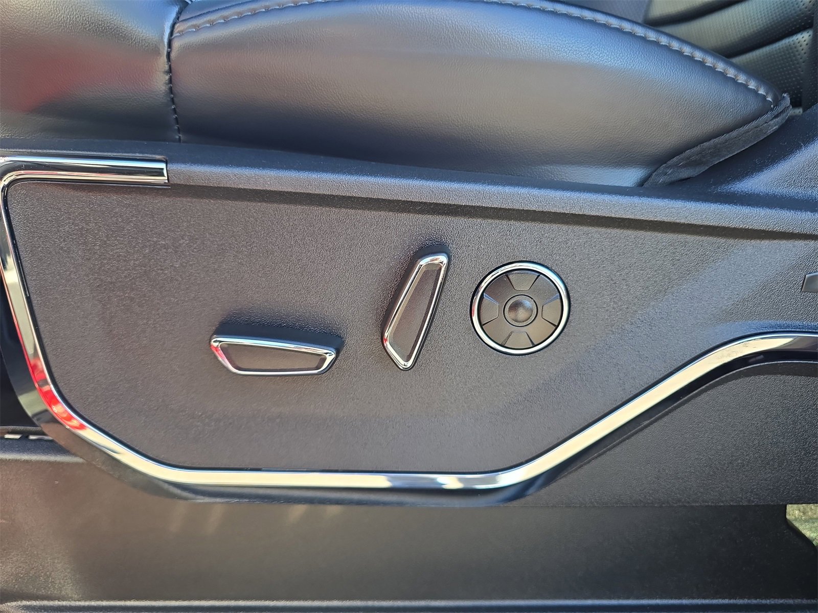 Used 2024 Ford F150 Platinum image 15