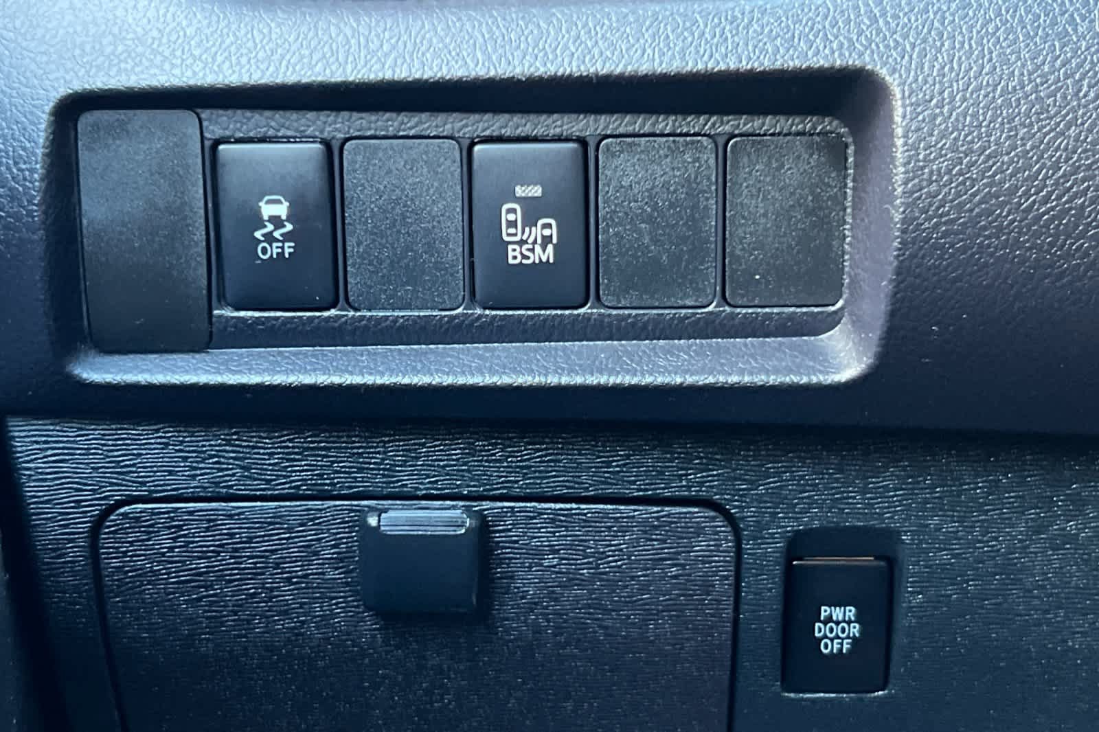 Used 2015 Toyota Sienna SE w/ SE Preferred Package FWD image 32