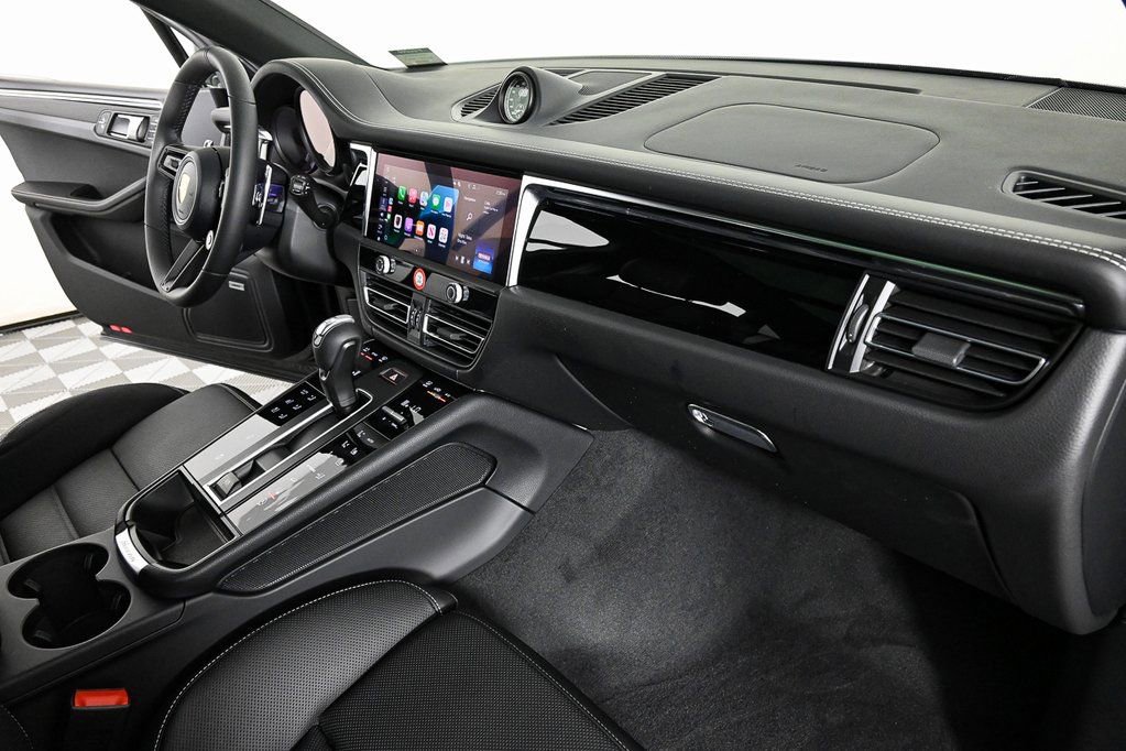Certified 2026 Porsche Macan AWD/4WD image 23