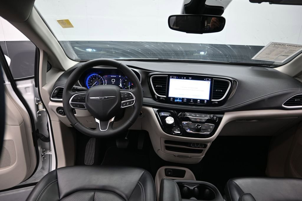 Used 2023 Chrysler Pacifica Touring-L FWD image 18