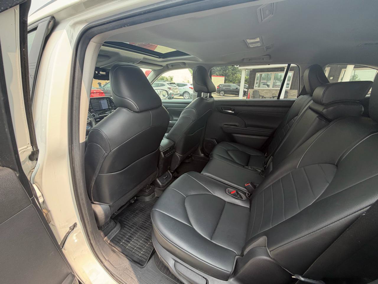 Used 2021 Toyota Highlander XLE AWD/4WD image 10