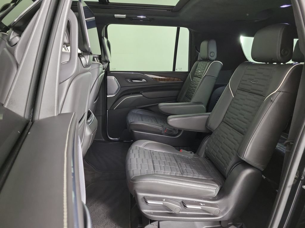 Used 2024 Cadillac Escalade ESV Premium Luxury Platinum AWD/4WD image 12