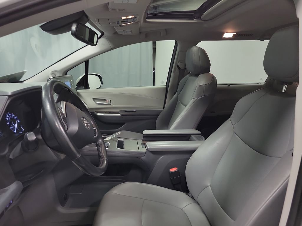 Used 2021 Toyota Sienna XLE image 12