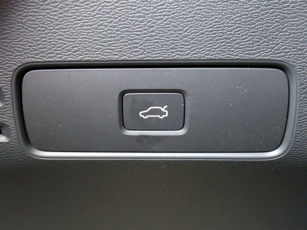 New 2026 Volvo XC40 B4 Core w/ Climate Package FWD image 31