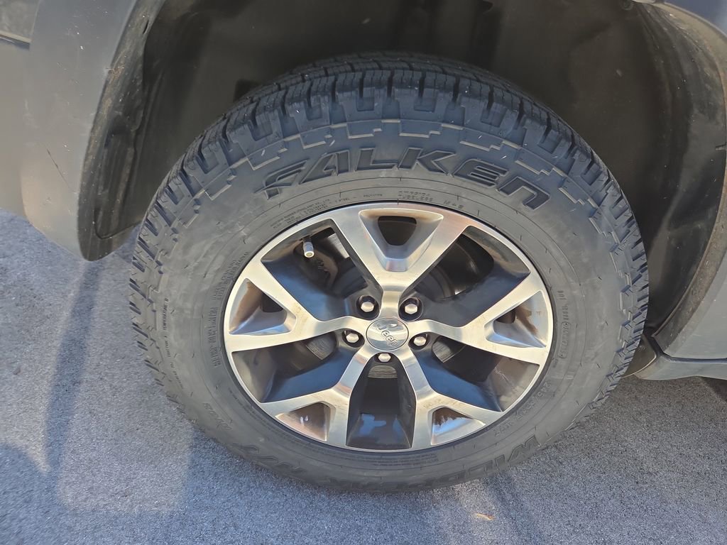 Used 2016 Jeep Cherokee Trailhawk w/ Comfort/Convenience Group AWD/4WD image 4