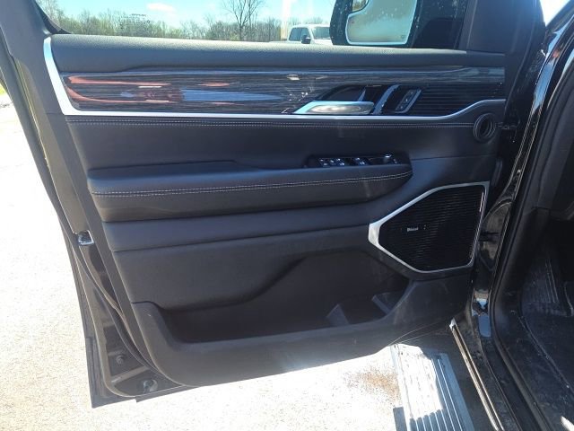 Used 2022 Jeep Wagoneer Series III w/ Premium Group I AWD/4WD image 30