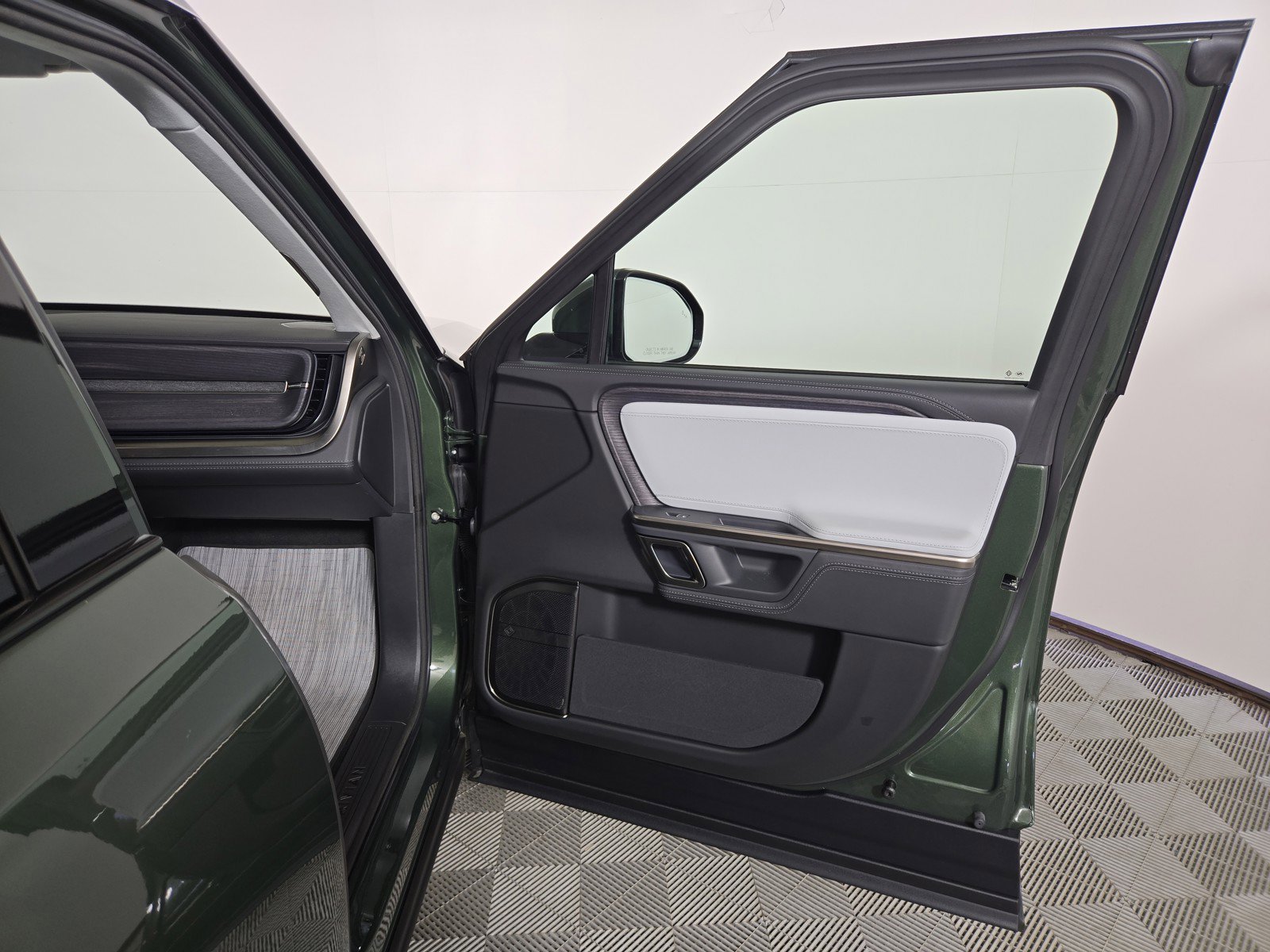 Used 2024 Rivian R1S Adventure AWD/4WD image 18
