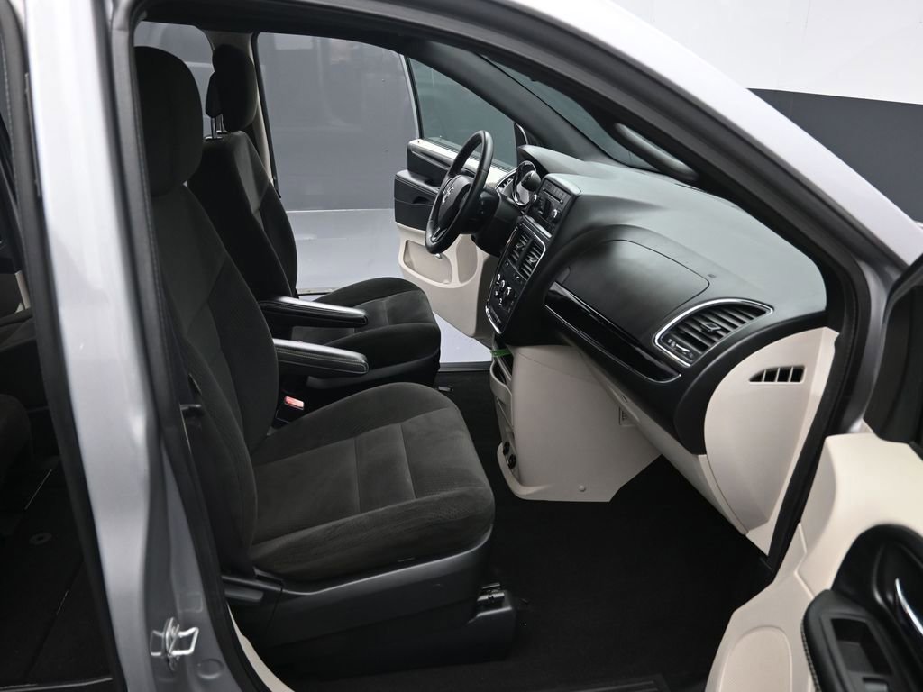 Used 2016 Dodge Grand Caravan SE FWD image 27
