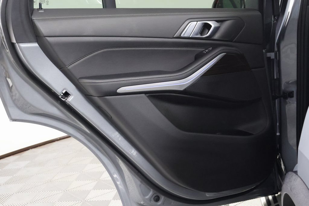 Used 2024 BMW X5 xDrive50e w/ Parking Assistance Package AWD/4WD image 13