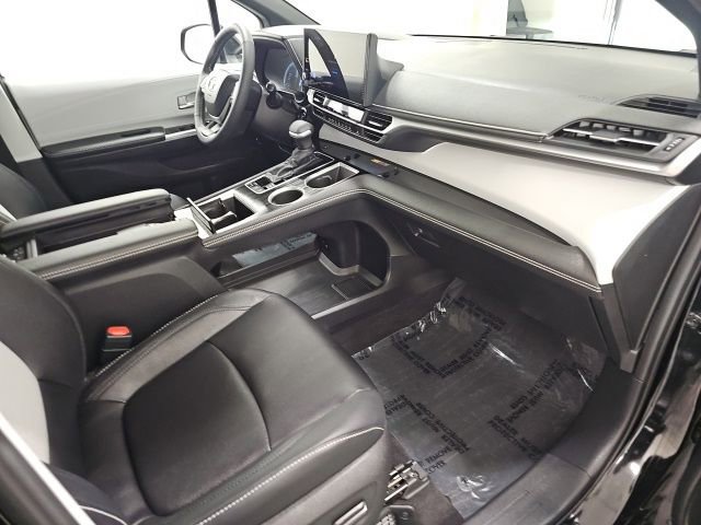 Used 2025 Toyota Sienna XSE FWD image 37