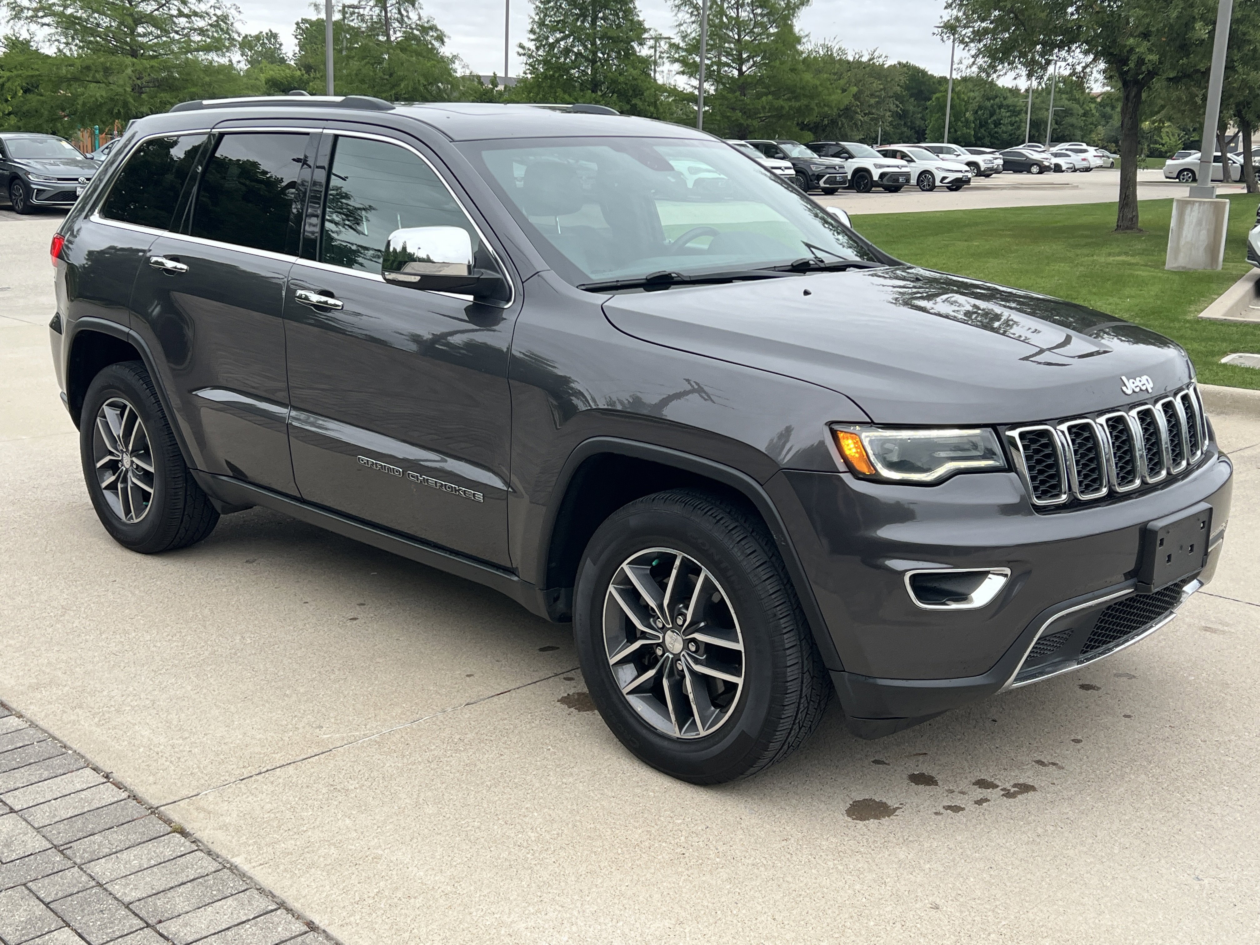 Used 2017 Jeep Grand Cherokee Limited w/ Luxury Group II RWD image 2