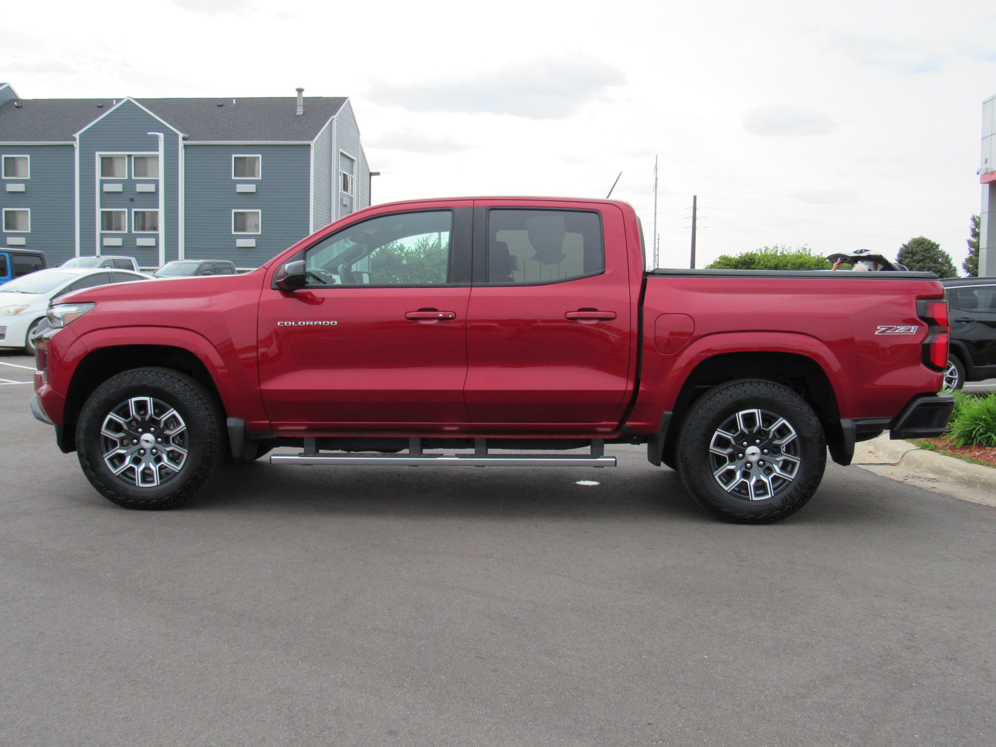 Used 2025 Chevrolet Colorado Z71 w/ Technology Package AWD/4WD image 9