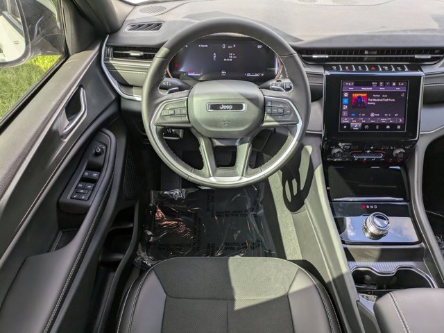 New 2025 Jeep Grand Cherokee L Laredo image 14