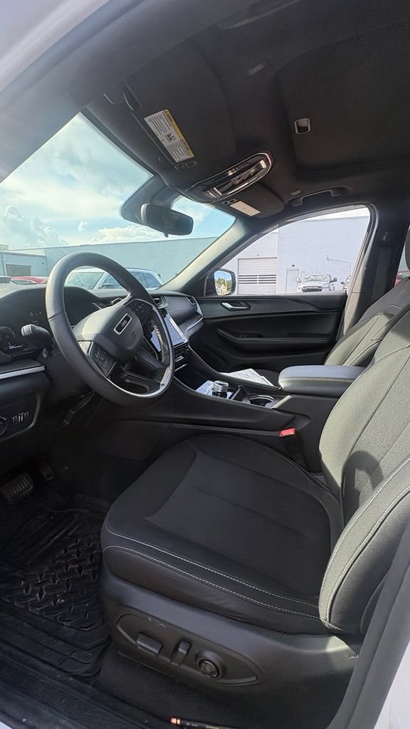 Used 2024 Jeep Grand Cherokee Laredo X w/ Luxury Tech Group I RWD image 17