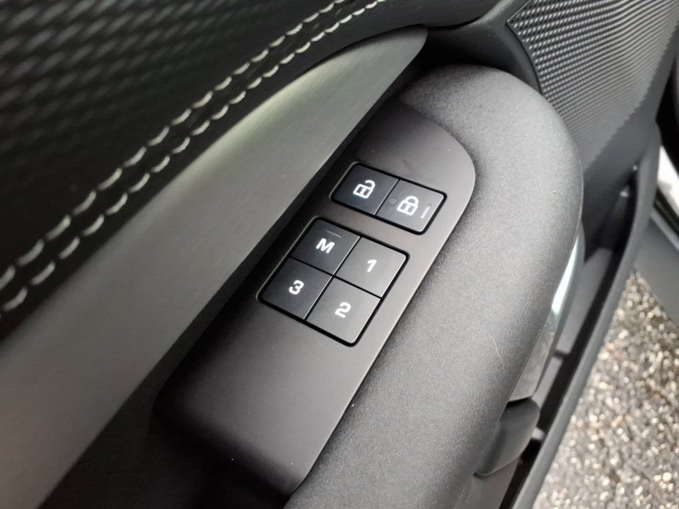 Certified 2024 Land Rover Discovery Dynamic SE image 30