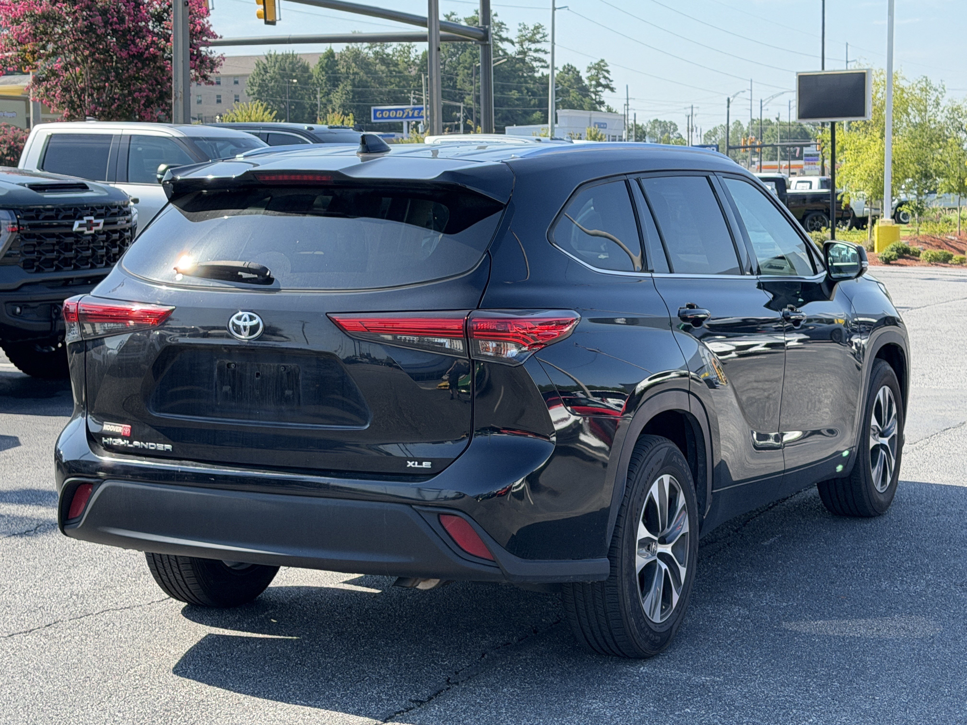 Used 2021 Toyota Highlander XLE FWD image 11